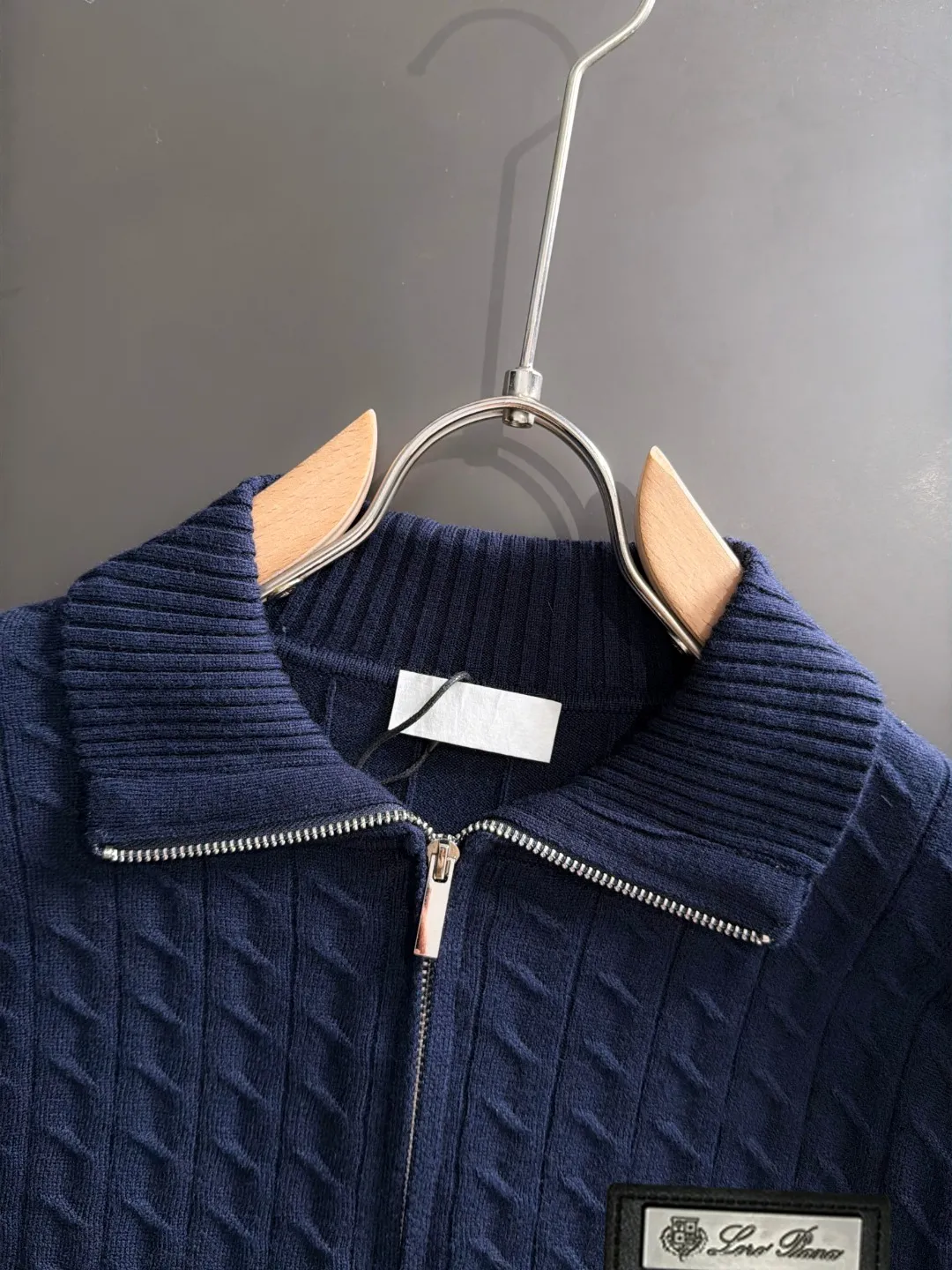 Next day shipping LP high quality 2026 autumn and winter latest sweaters from the official website, on sale at the counter simultaneously Hot Sale! Specially made of wool blended fabric. It feels comfortable and can be directly in contact with the skin. The logo badge is exquisitely embroidered, which is extremely eye-catching! The details highlight the fashionable charm of big brands. Exquisite workmanship. Three-dimensional cutting style. The wearing effect is invincible and handsome! All three standards are complete! Sizes:M-3XL